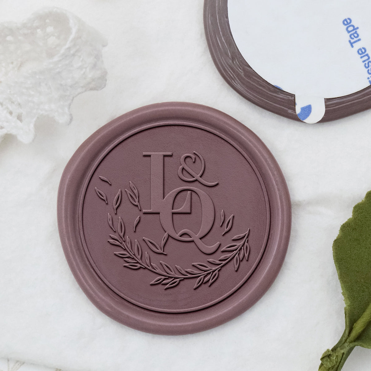 Adesivos de Sinete de Lacre Personalizado com Monograma de Ramo de Oliveira Caído para Casamento Stamprints 1