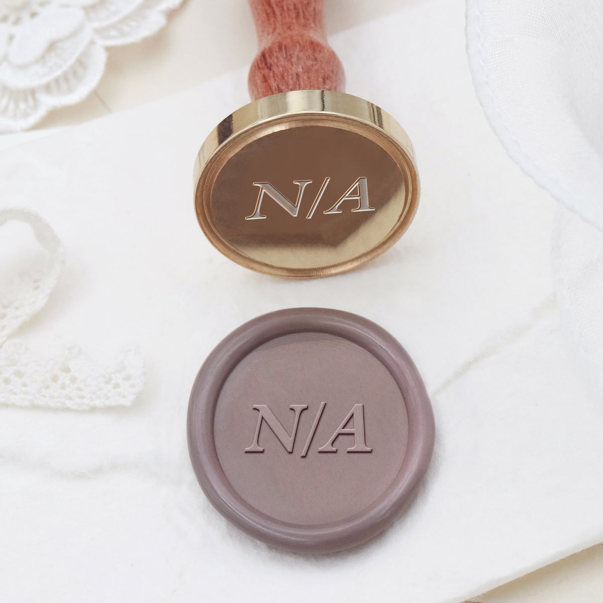 Carimbo de Sinete de Lacre de Casamento Minimalista Personalizado com Coração Amoroso e Iniciais Horizontais-5 2