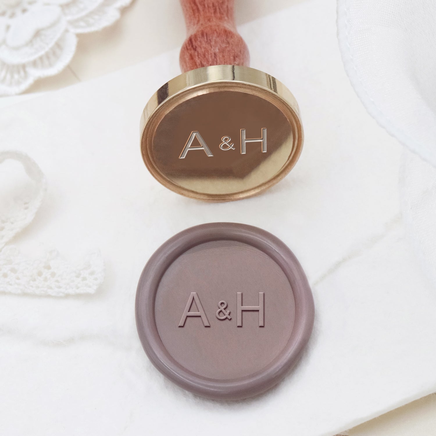 Carimbo de Sinete de Lacre de Casamento Minimalista Personalizado com Coração Amoroso e Iniciais Horizontais-9 2