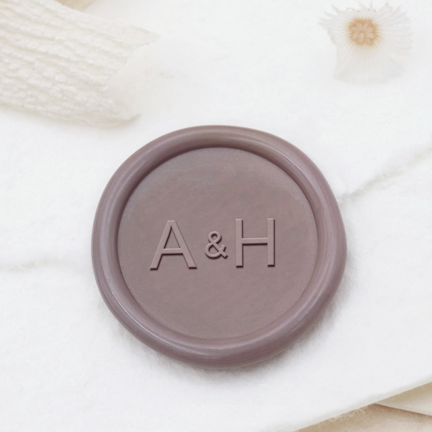 Carimbo de Sinete de Lacre de Casamento Minimalista Personalizado com Coração Amoroso e Iniciais Horizontais-9 1